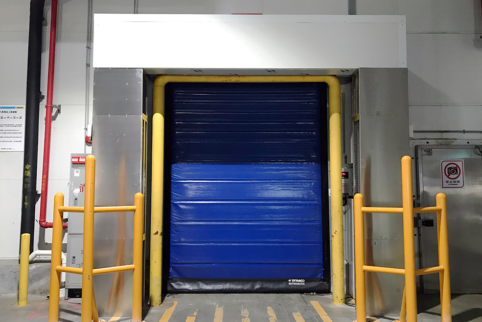Pass-through entrance and exit in cold storage